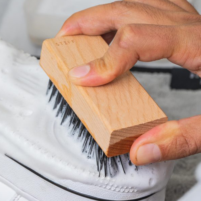 آماده سازی کفش ها برای شستشو در ماشین لباسشویی