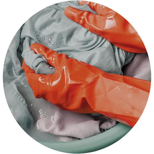 شستشو لباس ها با استفاده از دستکش