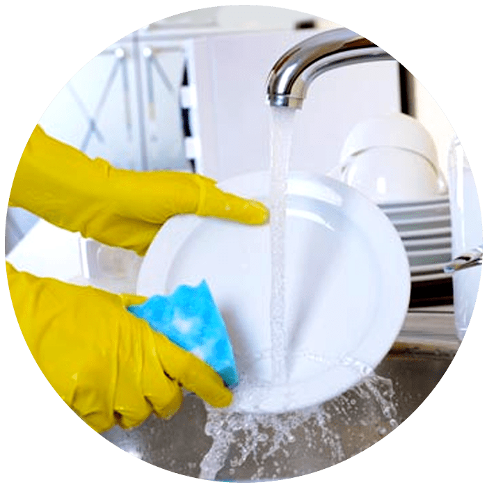 نحوه‌ی پاکسازی ظرف‌ها با مخلوط مایع شوینده و آب گرم