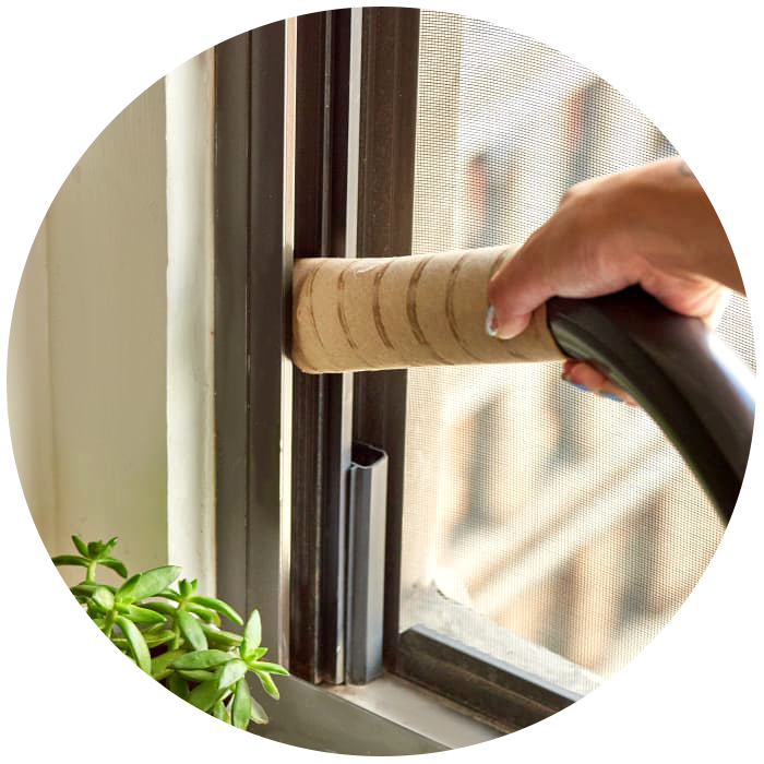 نظافت شیارها و شکاف های قاب و جداره های پنجره ها