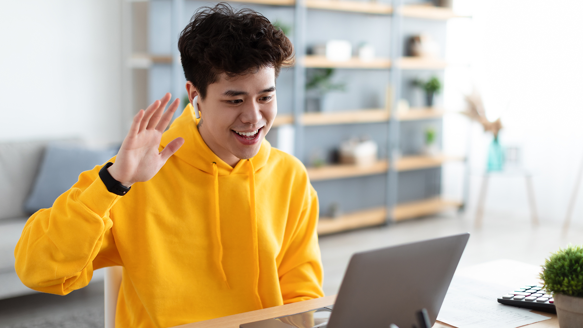 تماس با دوستان و عزیزان با استفاده از تکنولوژی و تلویزیون برای افراد نسل Z